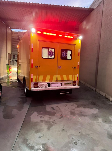 Imagem 11 de 15 de Ford/cargo 815 E 2007 Bau Ambulância - Motor Home Food Truck