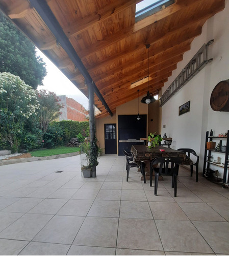 Venta Casa 5 Ambientes Con Patio Terraza  Cochera