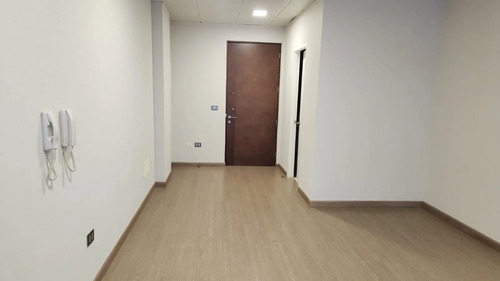 Oficina En Arriendo, Amplia Y Luminosa, En Las Condes