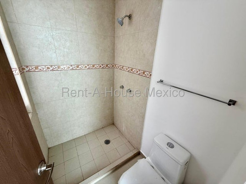 Venta. Santa Rosa Jauregui - Casa, Sala De Tv, 3 Recámaras, Cuarto De Servicio