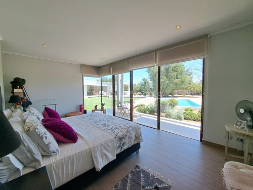 Casa Moderna De Un Piso Con Amplios Espacios En Arriendo