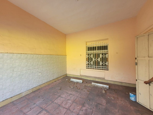 Casa Amplia Con Techos Altos A 2 Cuadras De La Iglesia De San Cristobal