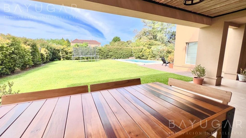 Imagen 3 de 21 de Venta - Muy Linda Casa En Club De Campo San Francisco - Bayugar Negocios Inmobiliarios