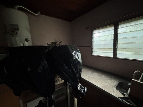 Casa 2 Dormitorios, Amplio Jardín Con Galpón Y Dpto Al Fondo
