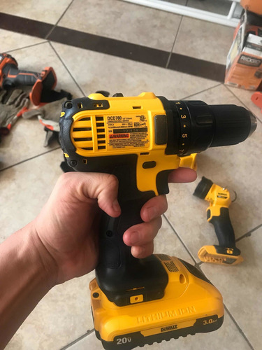 Dewalt 20v Esmeriladora, Bafer, Lámpara Y Taladro 20v (Usado)