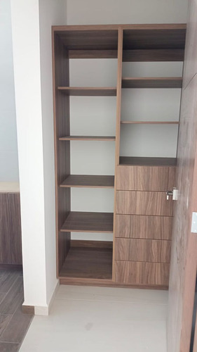 Preciosa Residencia En Misión San Jerónimo, 5 Habitaciones, Sótano, 6.5 Baños..