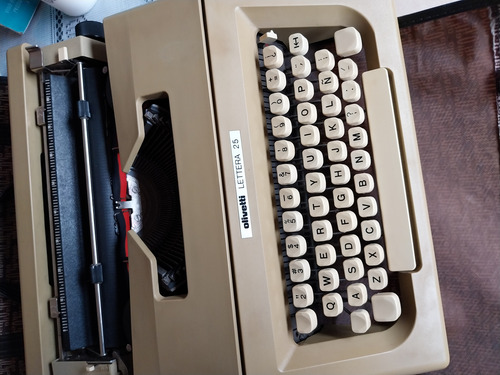 Máquina De Escribir Olivetti Lettera 25 En Su Estuche (Usado)