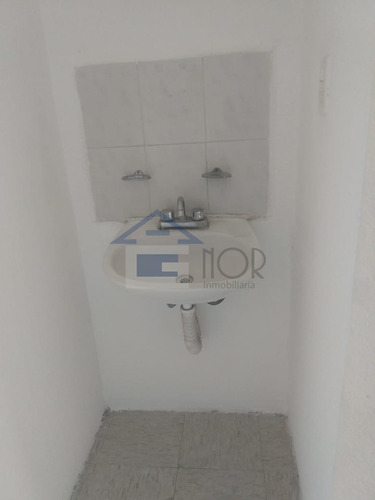 501.b1.vr.3. Casa En Heroes De Tecámac Ii Con 2 Recamaras 1 Baño, Cajon De Estacionamiento Tambien Cuenta Con Dos Niveles, Patio Trasero , Buena Ventilación E Iluminación Con Supermercados Cercanos