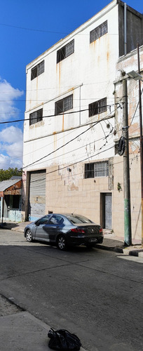 Importante Local Comercial Con Vivienda Y Depósito En Esquina