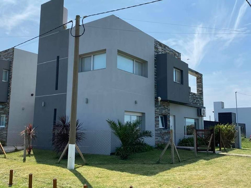 Imagen 8 de 24 de Complejo De 4 Departamentos. Equipados, Funcionando. La Caleta. Con Fondo De Comercio De 6 Años. U$s 450.000