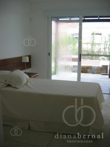 Imagen 17 de 30 de En Punta Del Este En La Zona Exclusiva De Punta De Piedra, Chalet De 5 Dormitorios Y Dependencia Con Piscina Climatizada.- Ref: 4041