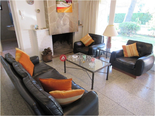 Chalet Típico De Punta Del Este, A 4 Cuadras De Playa Mansa- Ref: 6448