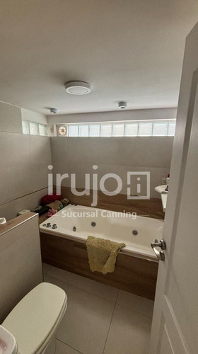Casa De 4 Ambientes En Venta Sobre Amplio Lote En Solar Del Bosque, Localidad De Canning