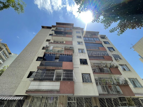 Apartamento En Zona Centrica De Caracas Listo Para Entrar Con Las Maletas #24-20535