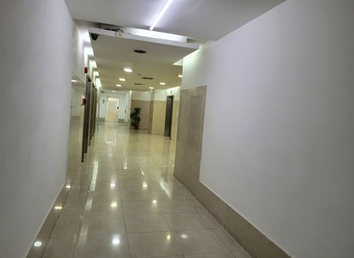En Alquiler Excelente Oficina En Centro Plaza De 57 M2. Lm25-18438