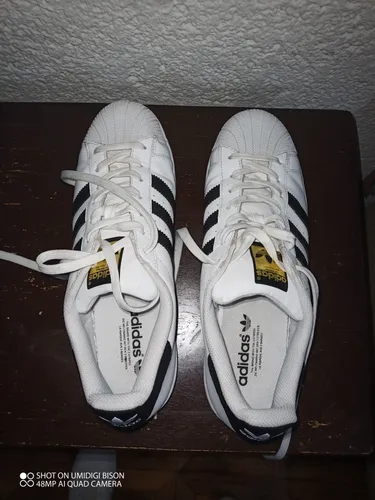 Tenis adidas blancos con franjas de colores new arrivals