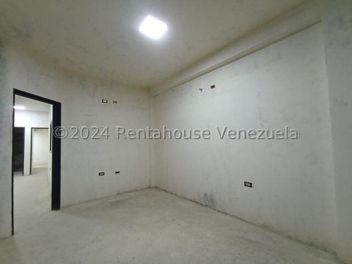 Excelente Townhouse En Obra Blanca Para Remodelar En Venta Ubicado En Las Amazonas Db 24-13863