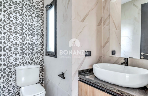 Casa En Venta A 50 Metros De La Playa. Piriápolis - Punta Colorada. Piscina 3 Dormitorios, 3 Baños