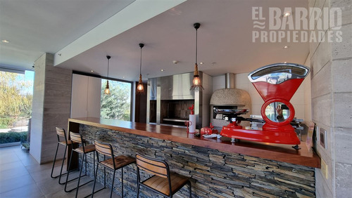 Casa En Venta De 5 Dorm. En Las Brisas