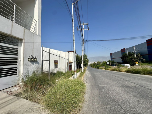 Oportunidad De Inversión: Terreno En Venta En Cumbres, Sobre Av. Principal