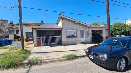 En Venta En El Palomar: Casa En Zona Barrio Aeronautico; De 3 Ambientes; Con Patio Terraza Y Dependencia De Servicio F: 8553