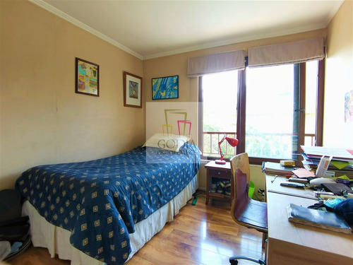 Casa En Venta De 4 Dorm. En Peñalolén