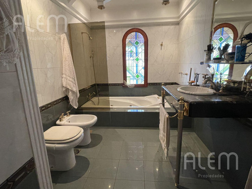 Casa En Venta Moron - 5 Ambientes - Pileta, Quincho, Parque Y 2 Coch