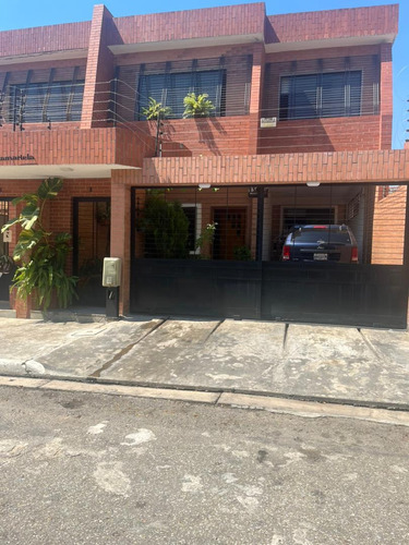 Venta De Townhouse Semi Amoblado, En Urb Prebo I, Res Anamariela, L.v 