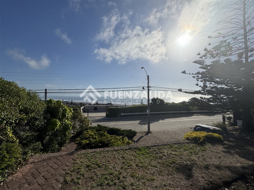Se Arrienda Casa Grande, Sólida, Amoblada Con Vista Al Mar.