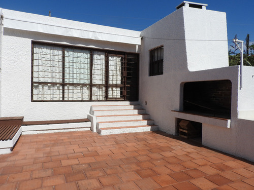 A Metros De La Playa Casa De Excelente Construcción En 1170 M2 De Terreno
