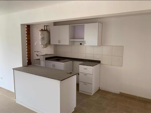 Imagen 2 de 8 de Apartamento En Alquiler- Catia La Mar