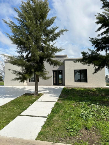 Casa Naudir, Escobar En Una Planta A La Laguna