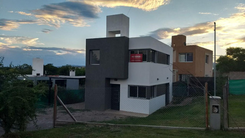 Hermoso Duplex En Villa Allende - 2 Dormitorios - Cochera Y Terreno Amplio - Barrio Español