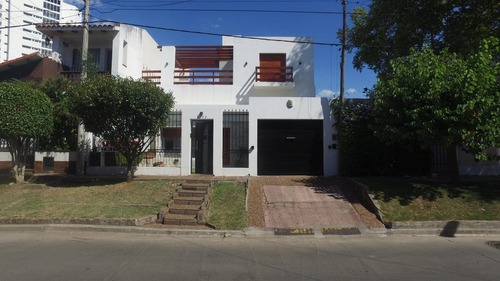 Imagen 2 de 30 de Venta · Casa · 4 Dormitorios · Patio · Quincho Completo · Terraza · Remodelada · Alberdi