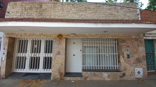 Venta/permuta - Casa Al Frente 2 Dormitorios Con Cochera. Echesortu, Rosario.