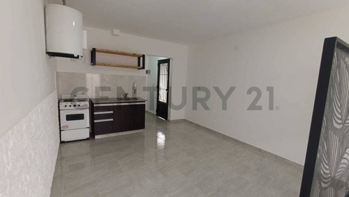 Ph En Venta Castelar Con Patio Y Cochera Apto Prefesional Y Apto Credito.