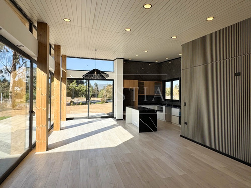 Casa Nueva De Excelentes Terminaciones En Seguro Condominio