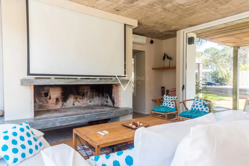 Venta De Casa 5 Dormitorios En Pinar Del Faro José Ignacio Con Gran Jardin Parquizado (pfi7)