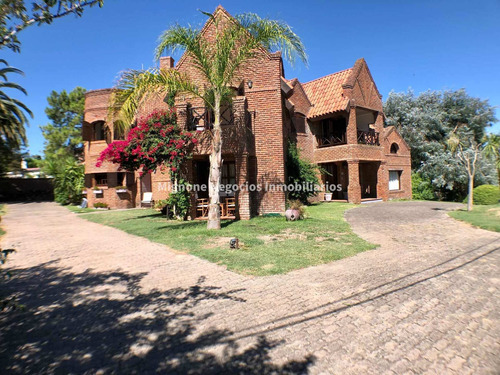 Hermosa Casa En Zona Residencial De Colonia.