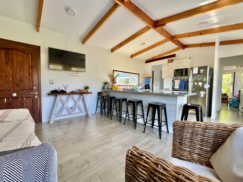 Moderna Y Luminosa Casa Con Casa Secundaria En Parcela