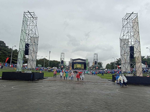 Imagen 5 de 10 de Alquiler De Sonido,tarimas,luces, Pantalla Bogota 3138840989