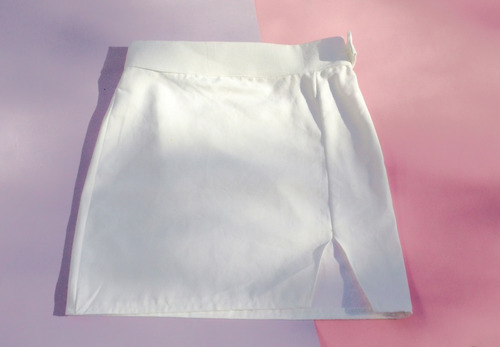 Falda Blanca Mini Con Apertura En Pierna Ajuste En Cintura
