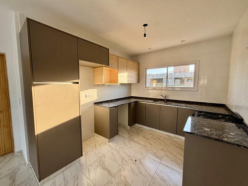 Venta Casa 2 Dormitorios Otros Barrios Con Cochera