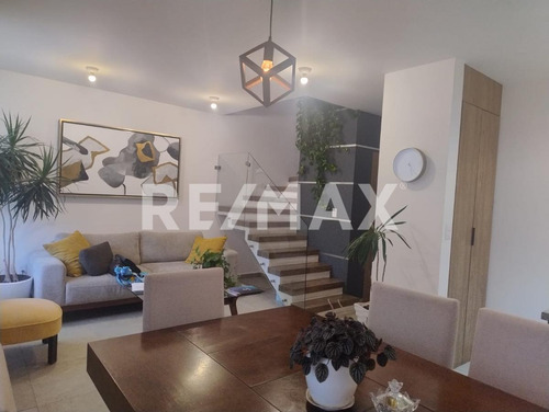 Casa En Venta En Condominio Con 3 Habitaciones Y Una En Pb, Tiene Jardín Y Amenidades En San Isidro Juriquilla