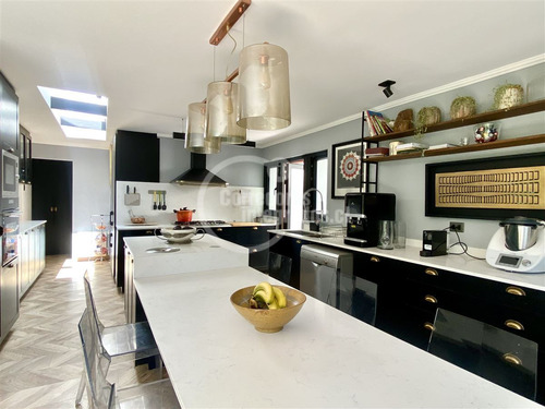 Casa En Venta De 5 Dorm.la Dehesa Lo Barnechea