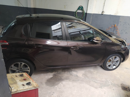 Imagen 6 de 17 de Peugeot 208 2013 Techo