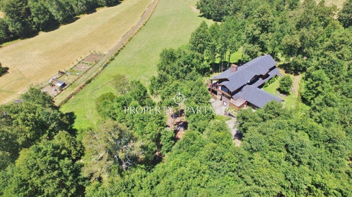 Imagen 2 de 30 de Gran Casa En Pucón, Con 400 Mt De Orilla De Río.