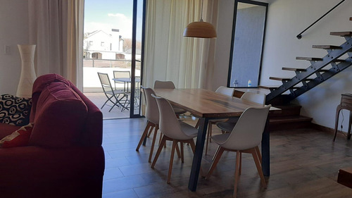 Venta Casa Diseño, Barrio Laderas, Chacras De Coria