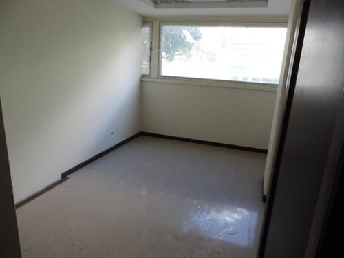 Edificio Ideal 24-18672 Para Funcionamiento De Clínica Y Oficinas En La Urbina