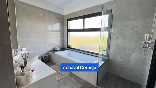 Casa En Puertos, Vistas, 4 Dormitorios Más Dependencia, Con Pileta
